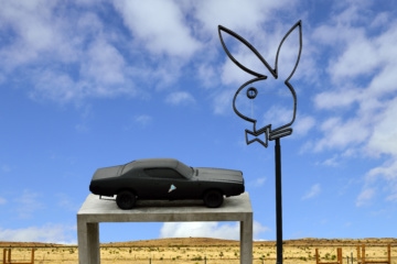 Playboy Bunny und Sportwagen auf einem Betonsockel, der aussieht wie Donald Judd's Minimalistic Art, Marfa, Texas, USA