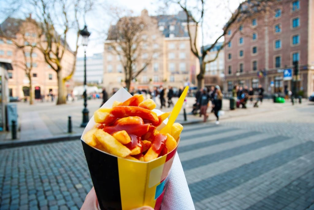 Tüte mit Fritten und Ketchup in Brüssel