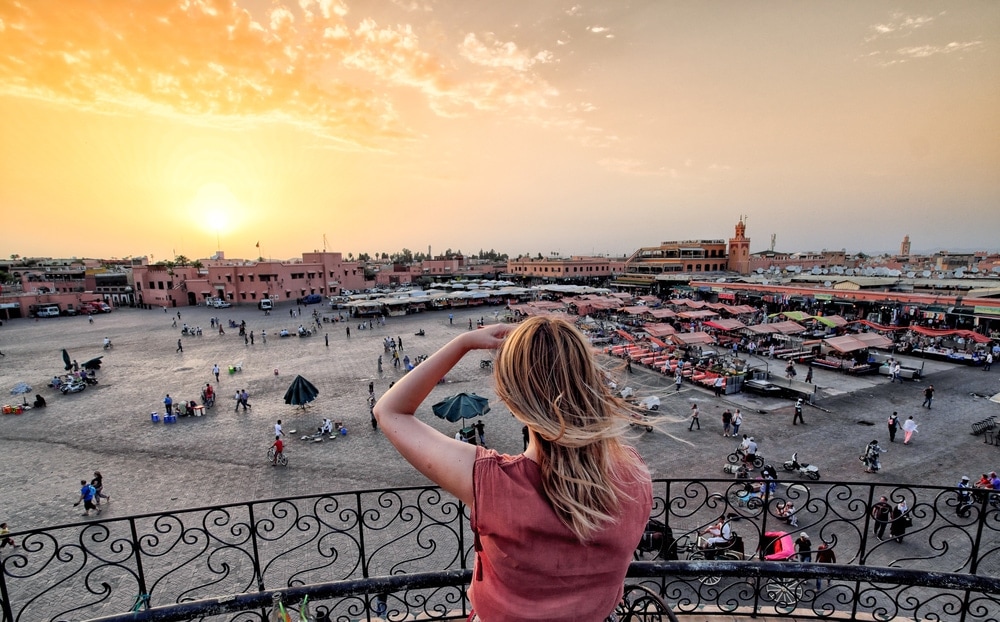 Touristin in Marokko bei Sonnenuntergang