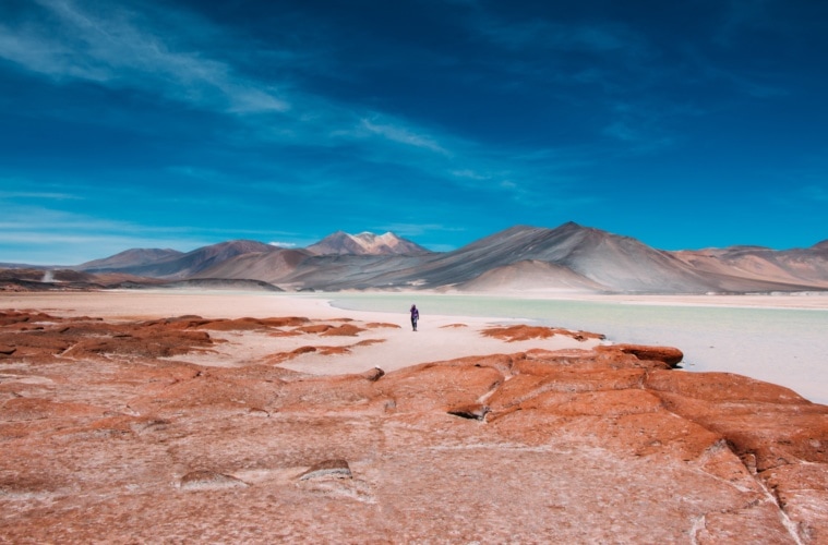 Einsamer Mann in Atacama Wüste in Chile