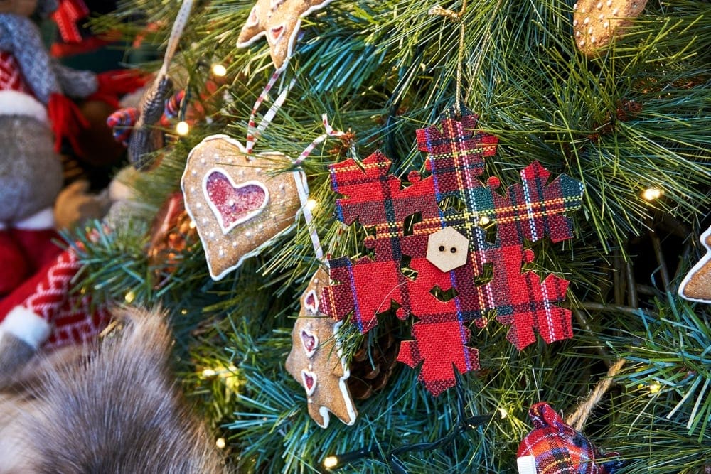 Advent in Edinburgh: Dekoration am Weihnachtsbaum