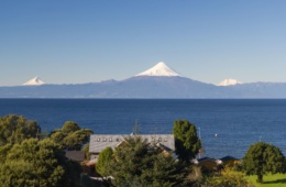 Blick auf See und Vulkan in Frutillar, Chile