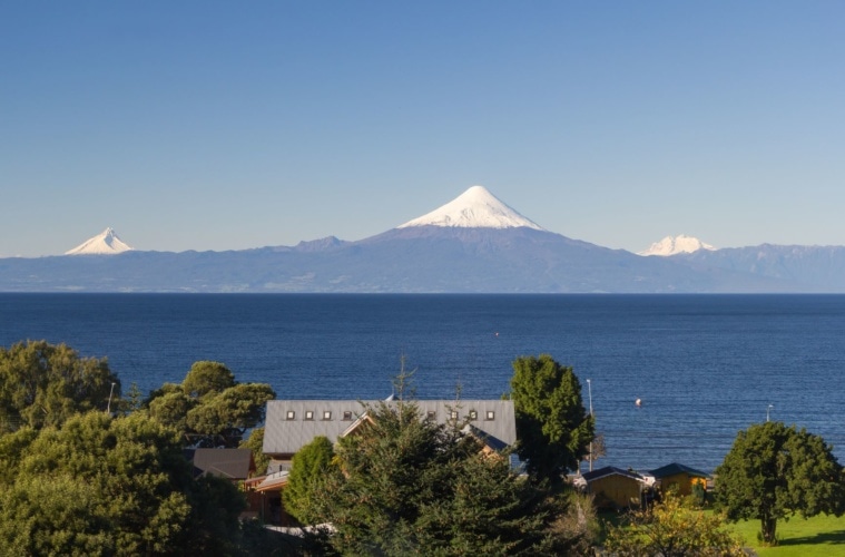 Blick auf See und Vulkan in Frutillar, Chile