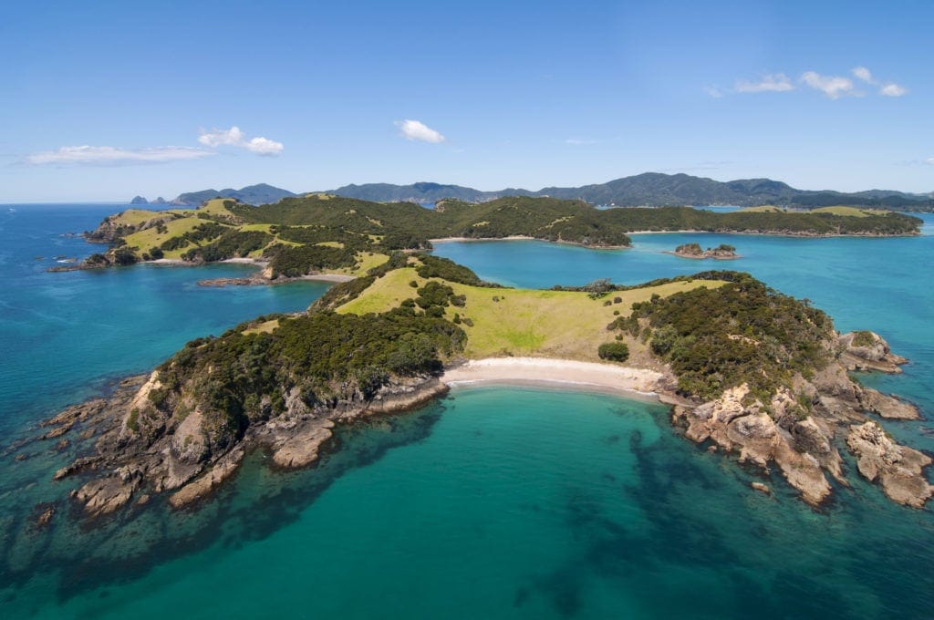 Die Bay of Islands auf Neuseelands Nordinsel ist nach den vielen kleinen Inseln in der Bucht benannt.