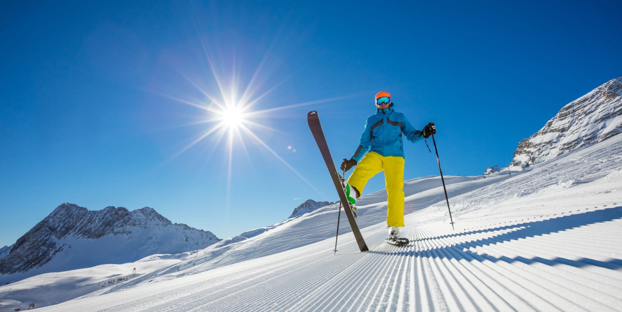 Skigebiete in Oberbayern: Skifahrer auf Piste an Zugspitze in Deutschland 