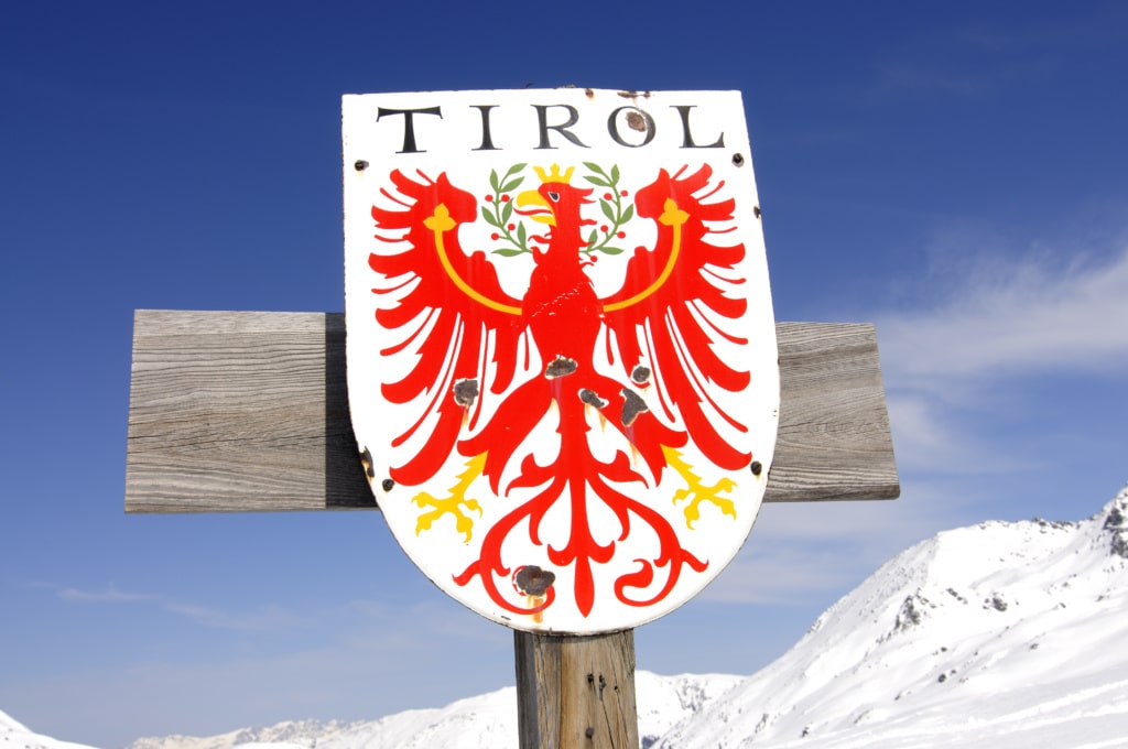 Tirol-Schild an der Landesgrenze bei Markkirchl in den Kitzbüheler Alpen