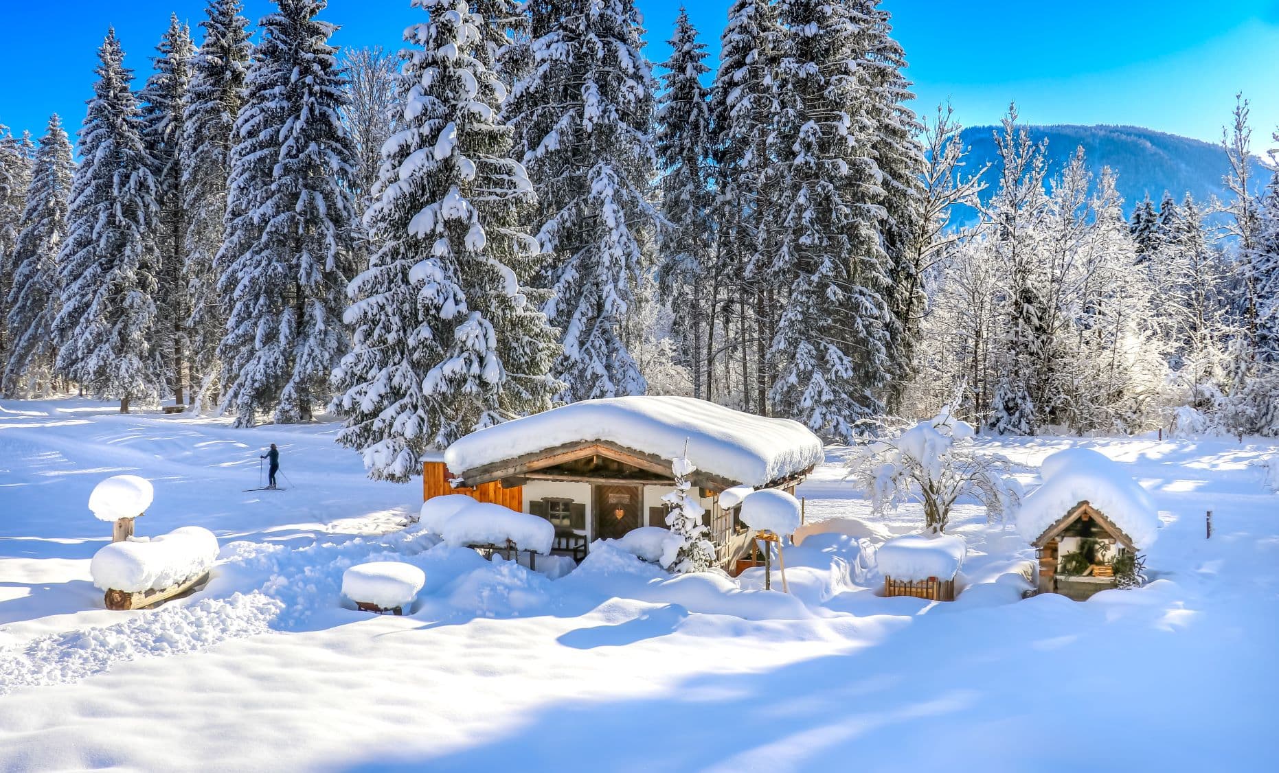 Hütte im verschneiten Winterpanorama 