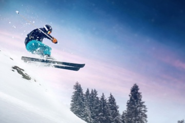Skifahrer rast Berg runter
