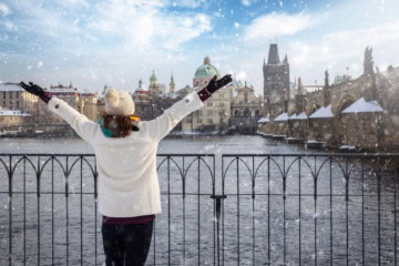 Frau im Winter in Prag