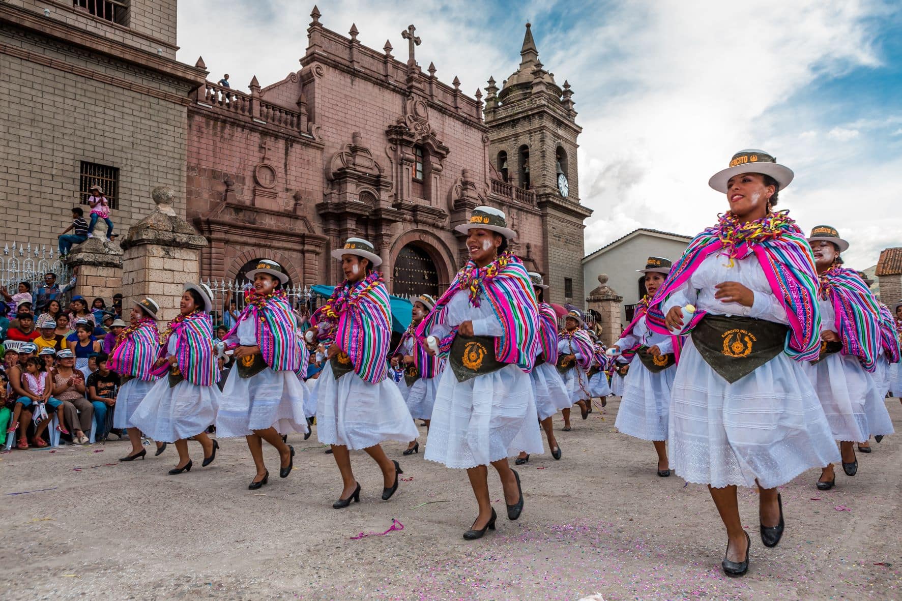 Teilnehmerinnen des Karnevalsumzugs in Ayacucho, Peru 