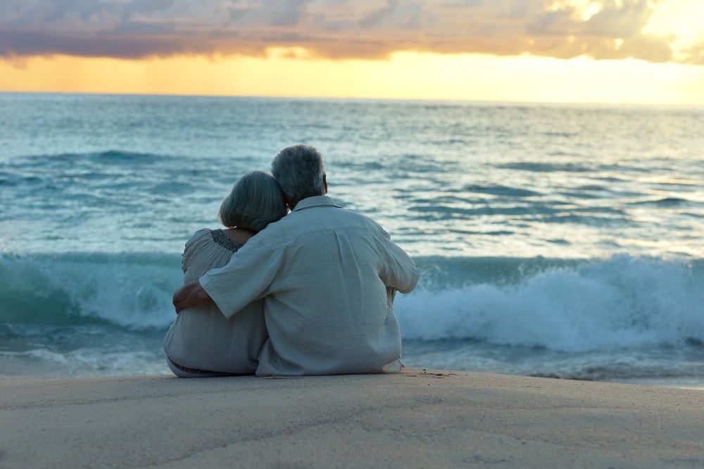 Seniorenpaar am Strand auf Mallorca