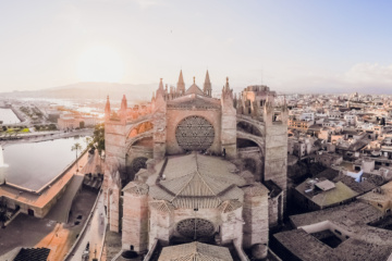Luftbild über der Kathedrale von Palma de Mallorca