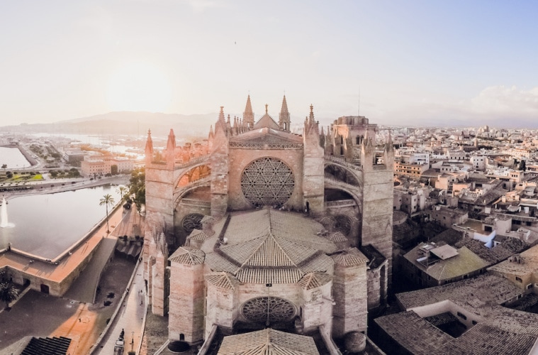 Luftbild über der Kathedrale von Palma de Mallorca