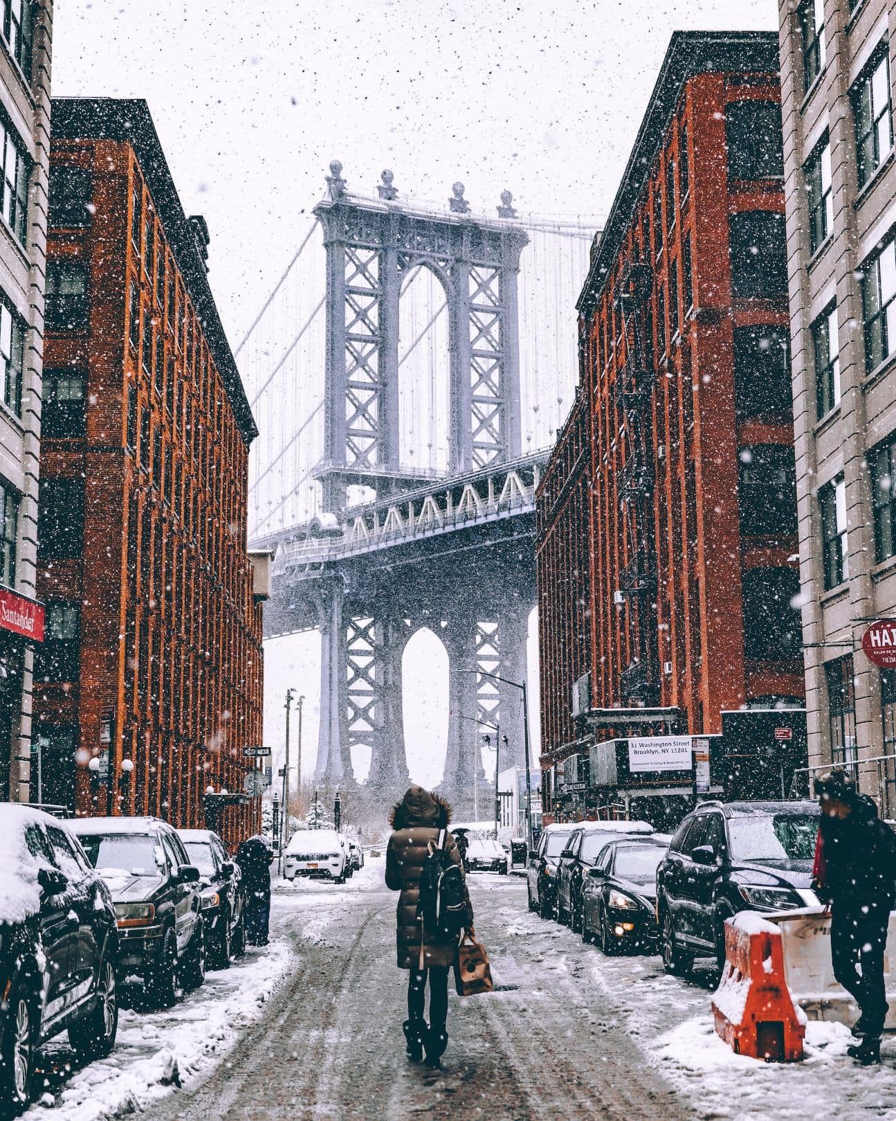 Frau geht im Schneetreiben durch Brooklyn 