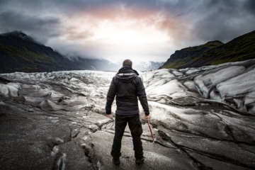 Mann in Eislandschaft in Island