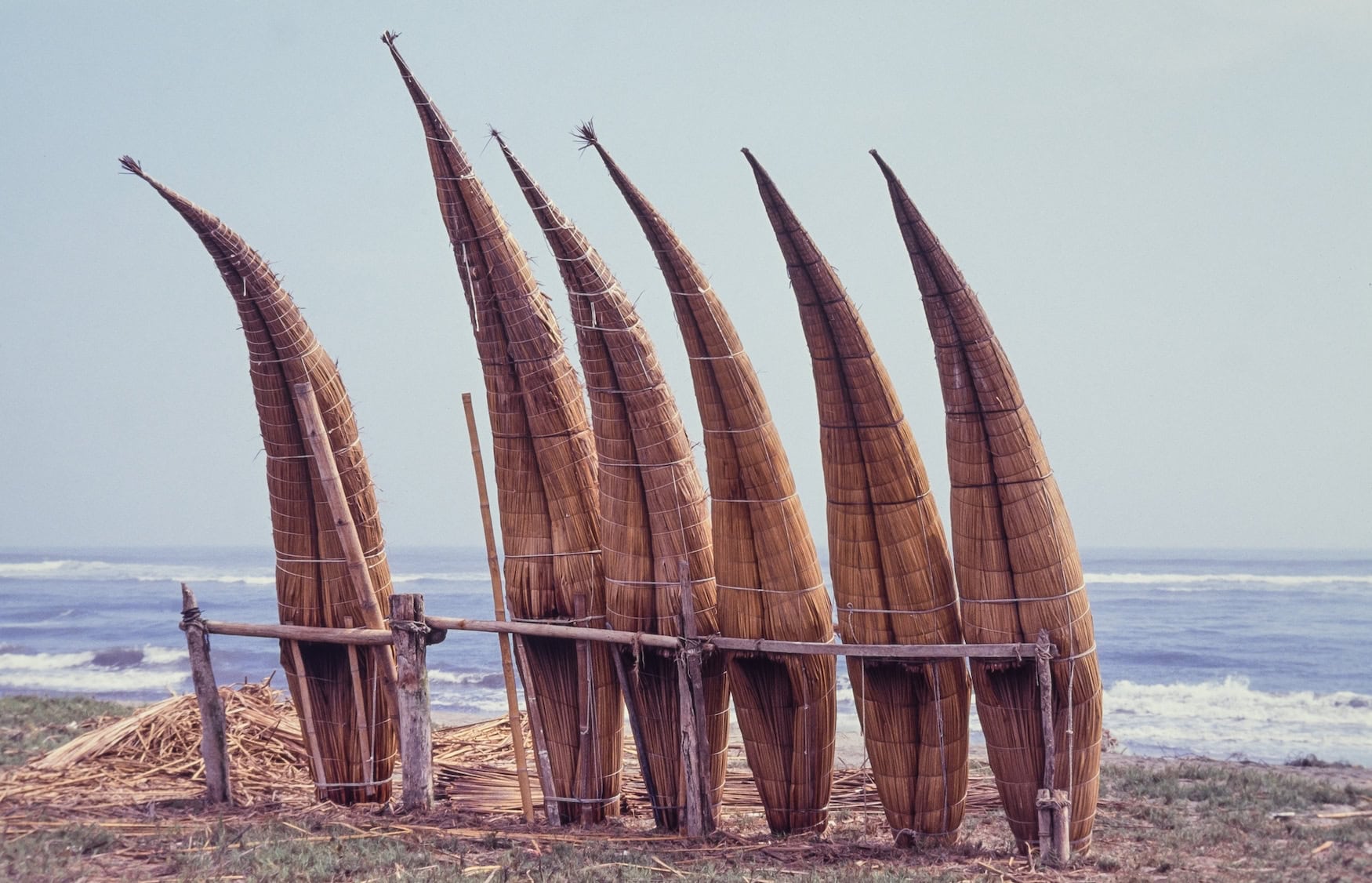 Caballito de Totora am Strand von Huanchaco in Peru