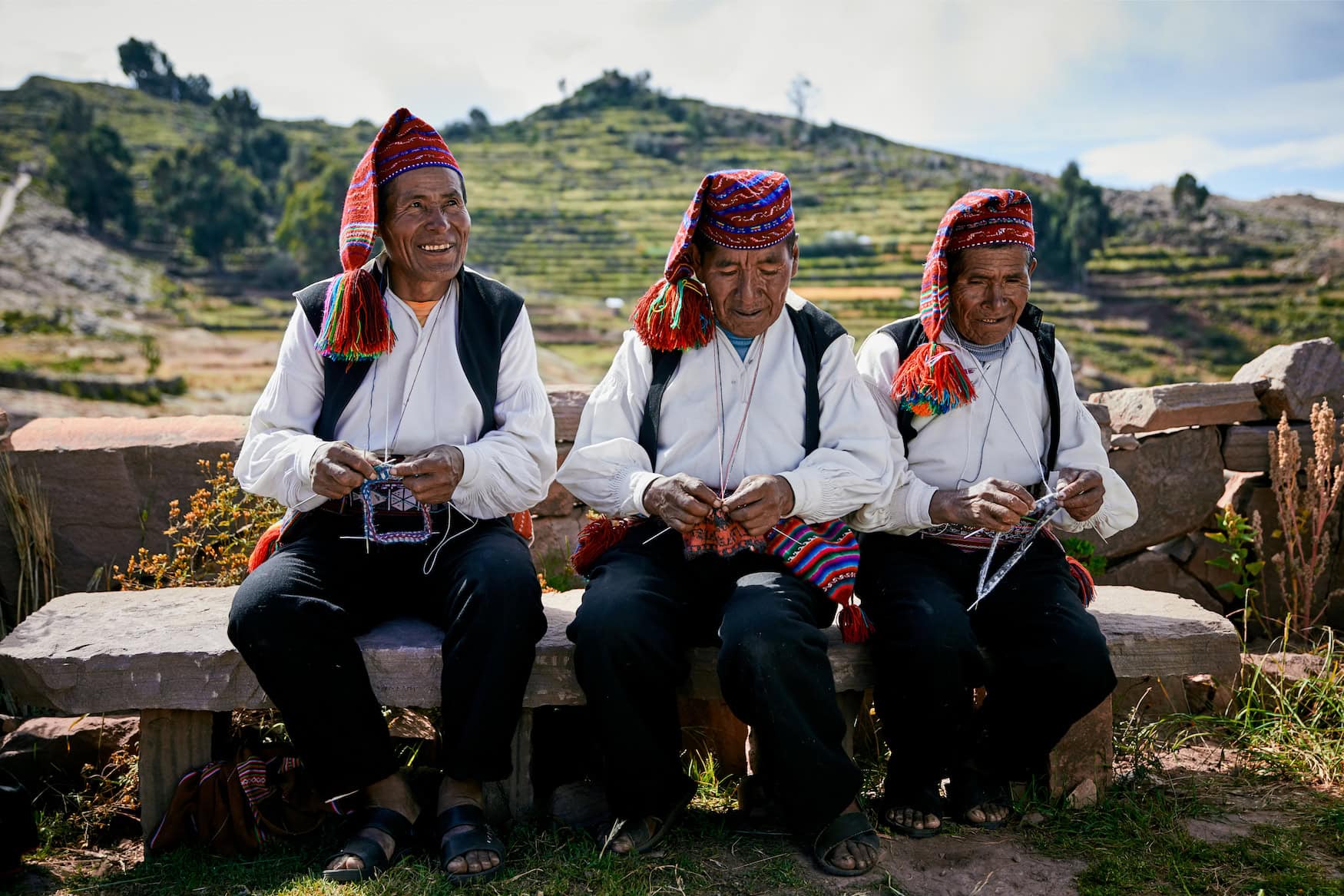 Menschen weben auf einer Insel im Titicacasee, einer der Aktivitäten in Peru