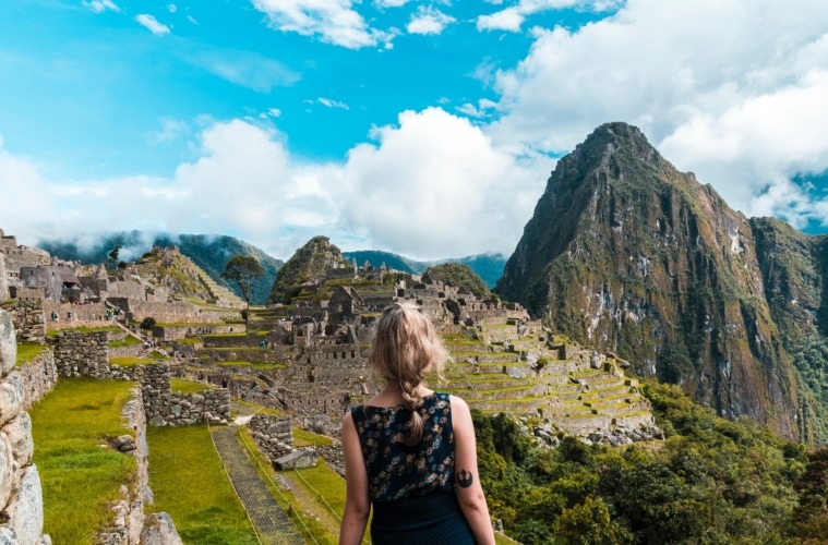 Rücken einer Frau vor Machu Picchu
