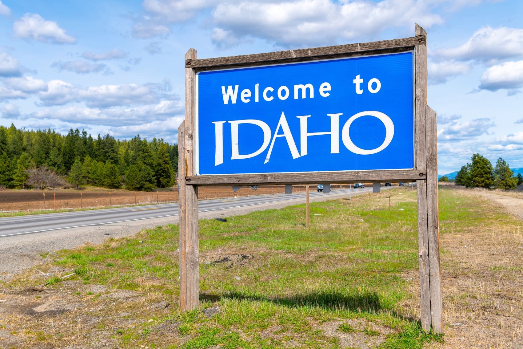 Straßenschild mit Aufschrift "Welcome to Idaho"