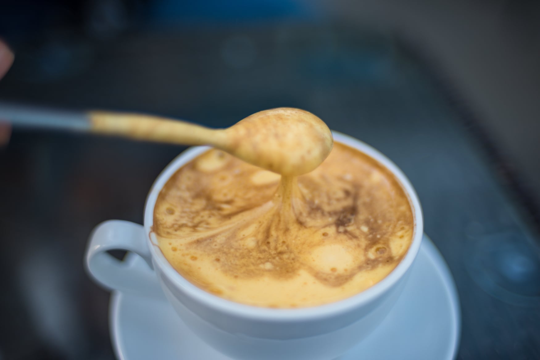 Kaffee mit Ei in einem Cafe in Hanoi Vietnam