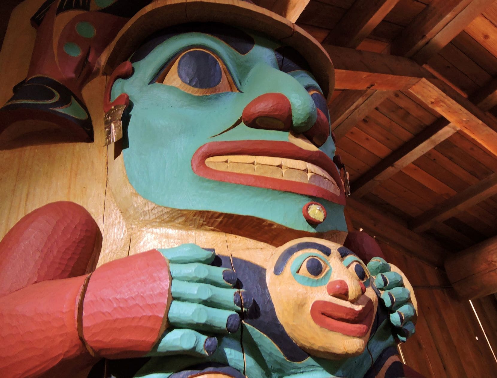 Holzfigur im Museum Heritage Center in Alaska 