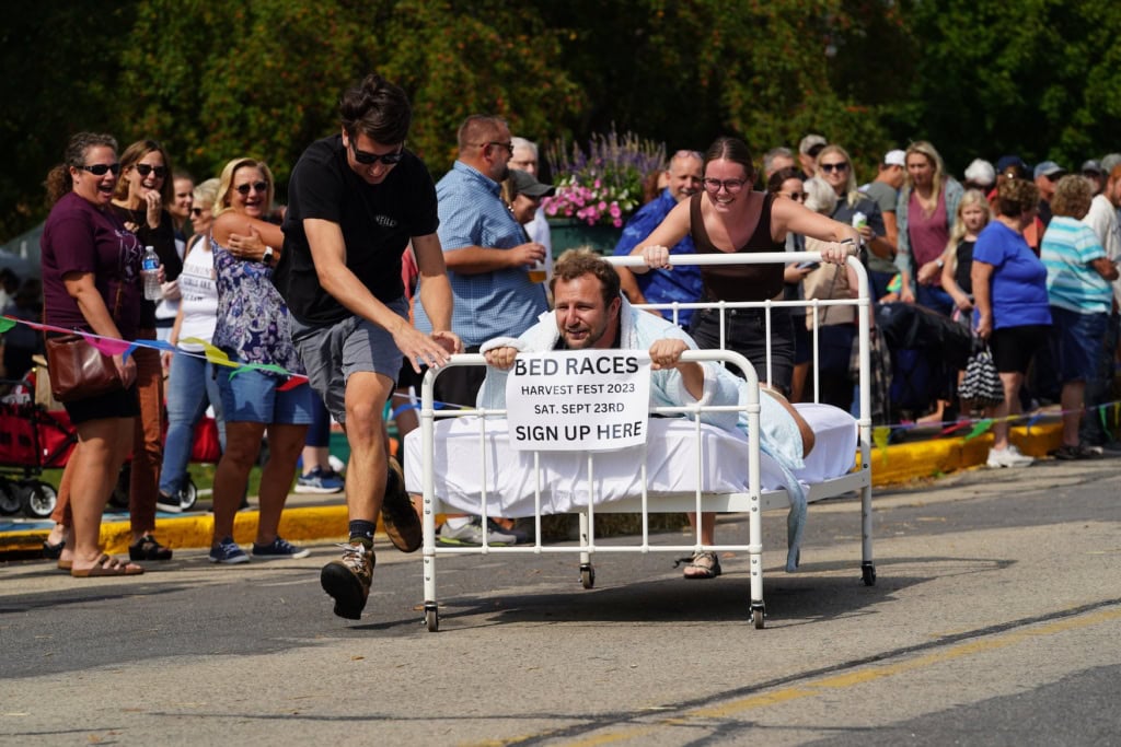 Verrückte Sportarten: Bed Race in Green Lake, Wisconsin (USA)