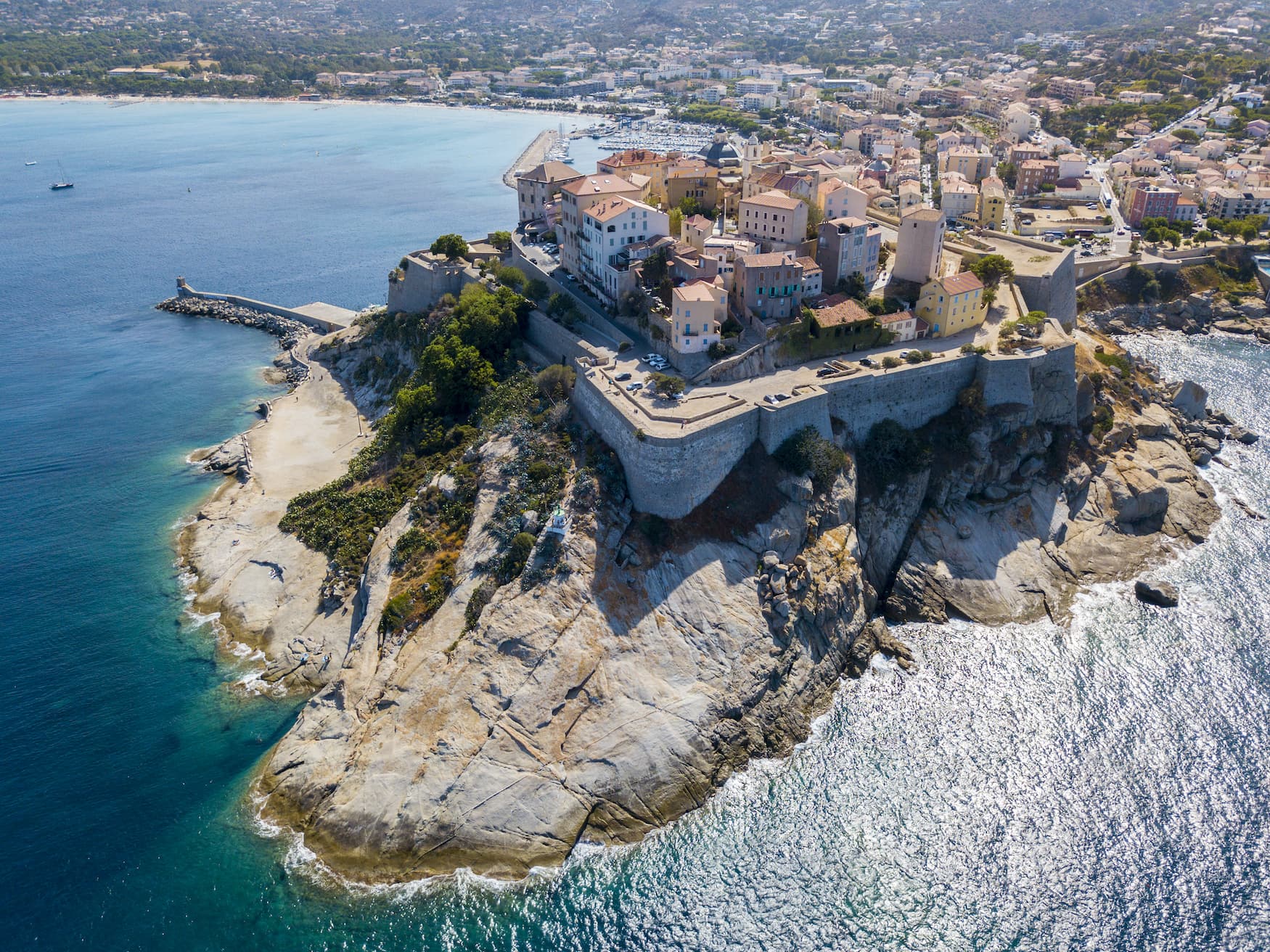 Calvi muss man auf einer Rundreise durch Korsika unbedingt besucht haben