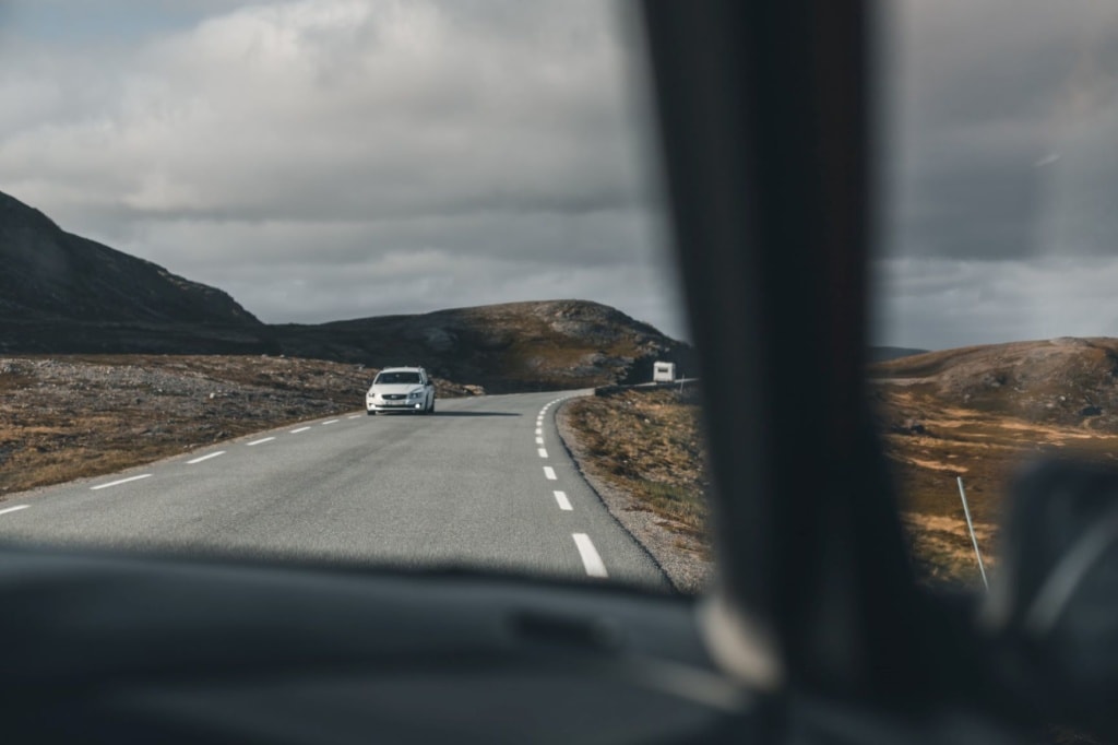 Blick aus dem Auto auf eine Landstraße in Norwegen 