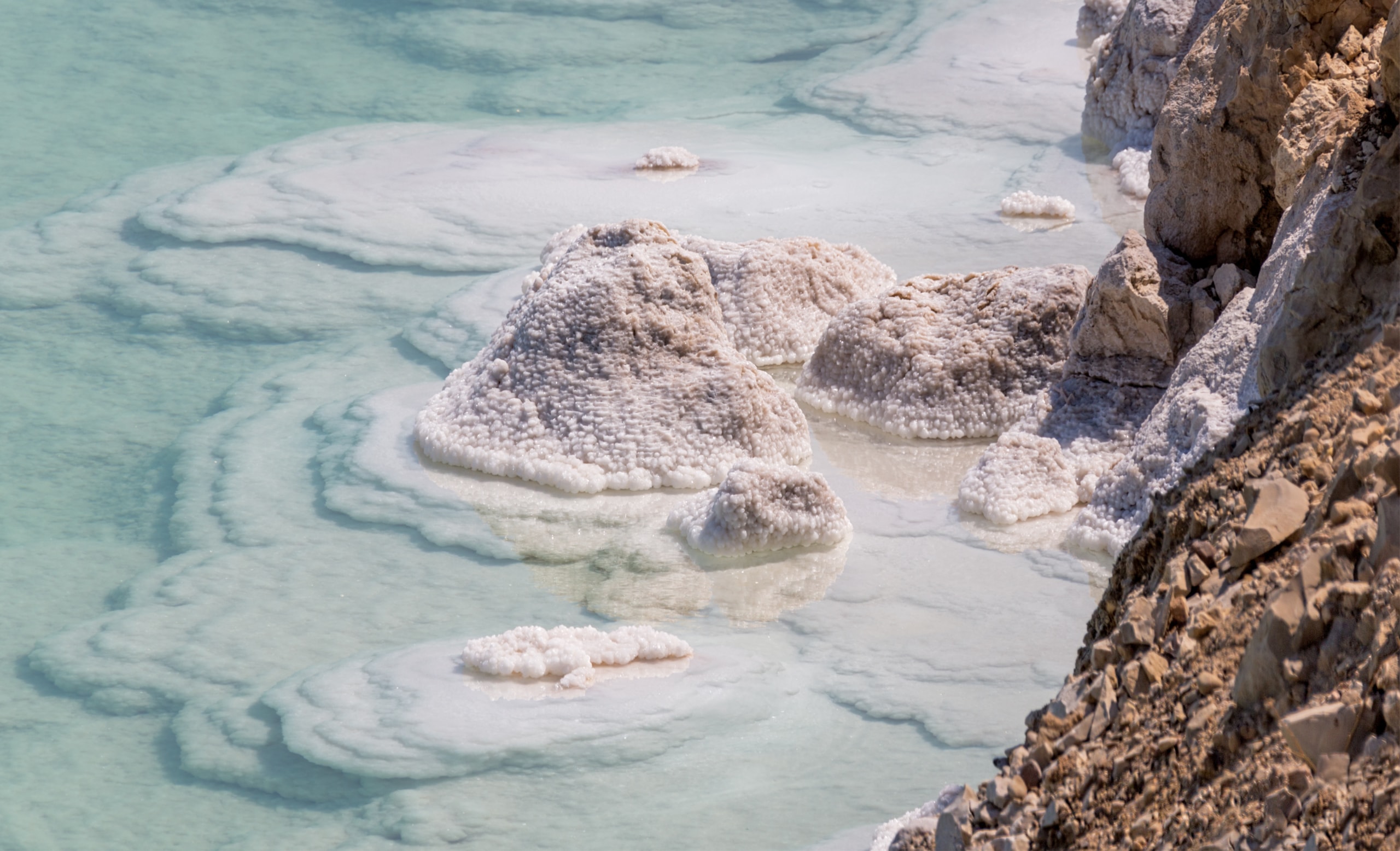 Die Felsen am Toten Meer sind komplett mit Salz versehen.
