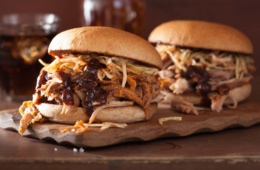 Texas Style BBQ, Pulled Pork Sandwiche mit Krautsalat und Essiggurken