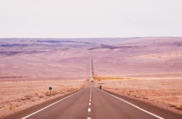 Straße in der Atacama Wüste iN Chile