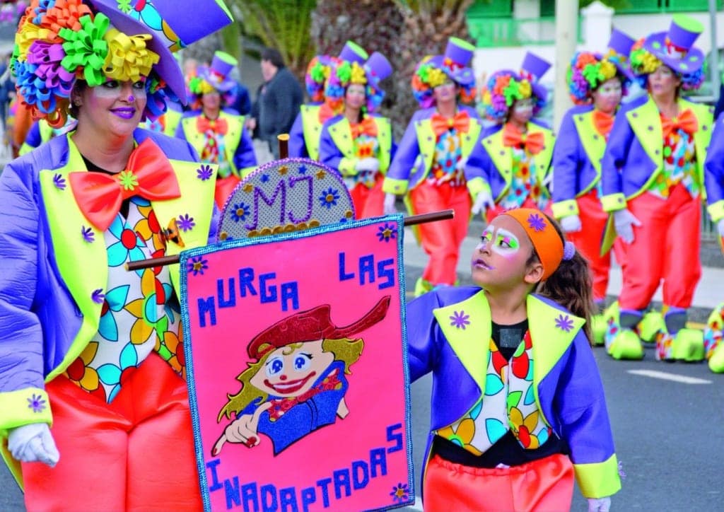 Teilnehmer des Karnevalsumzugs auf Lanzarote