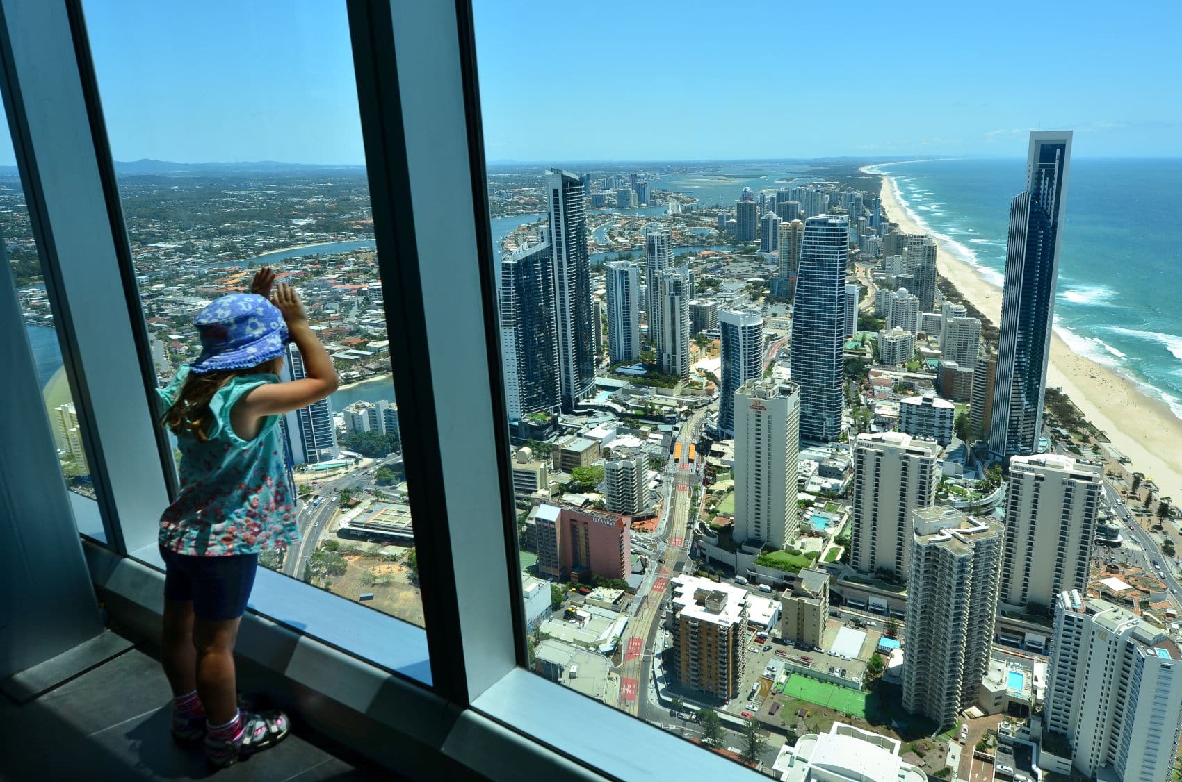 Kind genießt Aussicht vom SkyPoint Observation Deck in Surfers Paradise