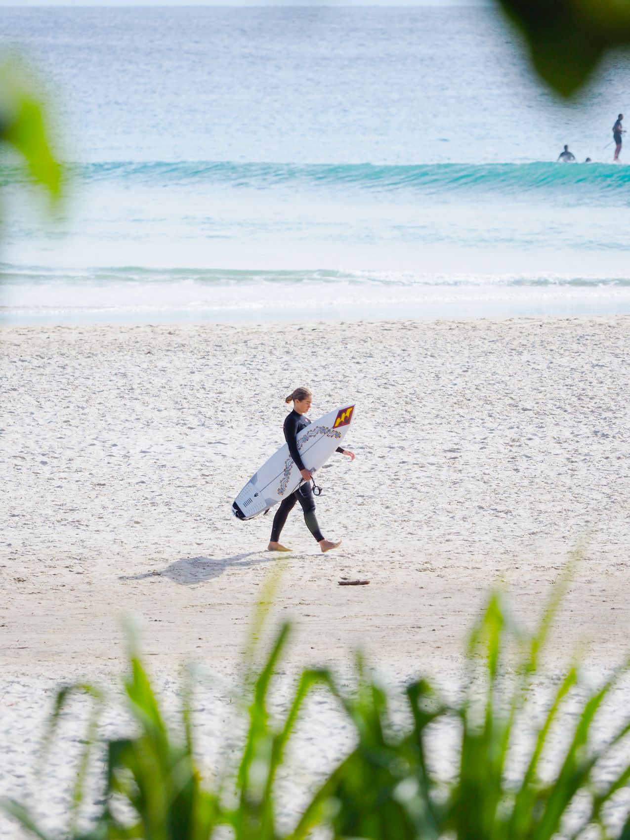 Frau mit Surfboard an der Gold Coast in Queensland 