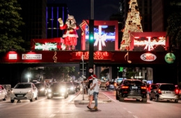 Pärchen auf der Straße in Sao Paulo im Advent