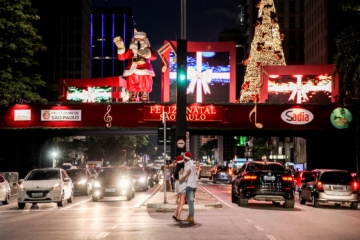 Pärchen auf der Straße in Sao Paulo im Advent