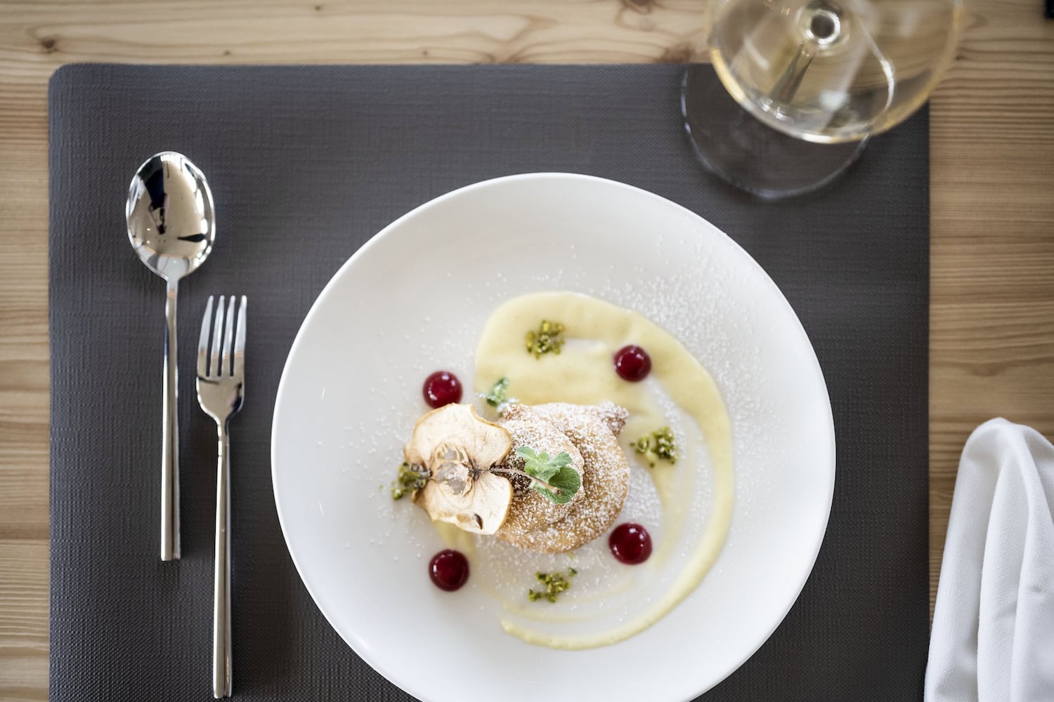 Dessert auf einem Teller im Hotel Das Mühlwald in Südtirol