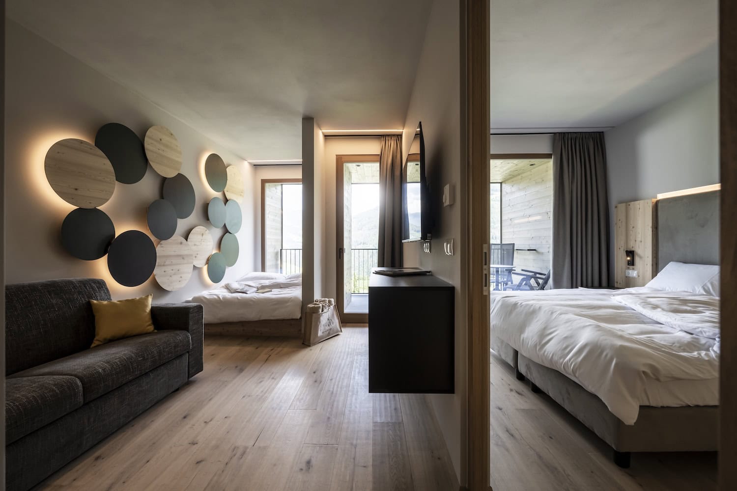 Zimmer mit Bett und Sofa im Hotel Das Mühlwald in Südtirol