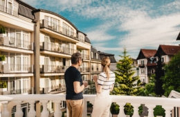Paar schaut vom Resort auf das Resort Falkensteiner Marienbad