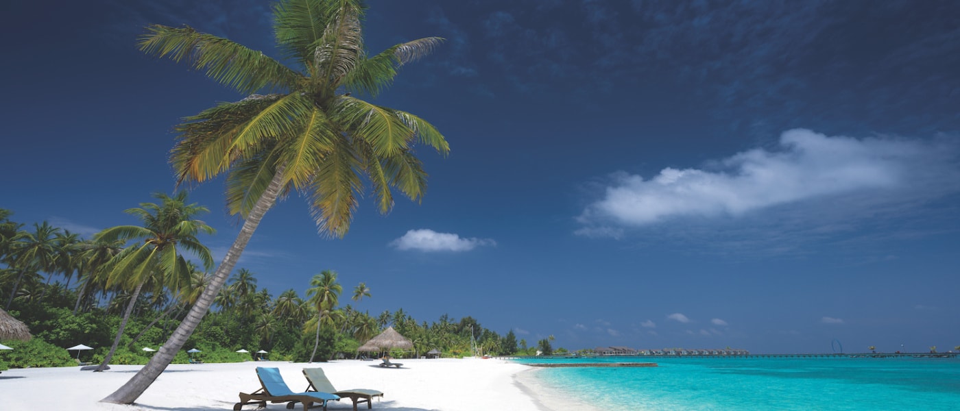 Liegen am Strand im Atmosphere Kanifushi Maldives
