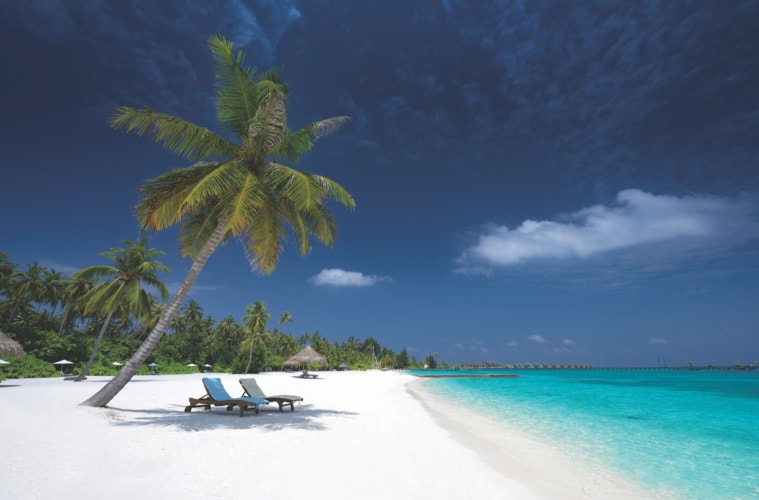 Liegen am Strand im Atmosphere Kanifushi Maldives
