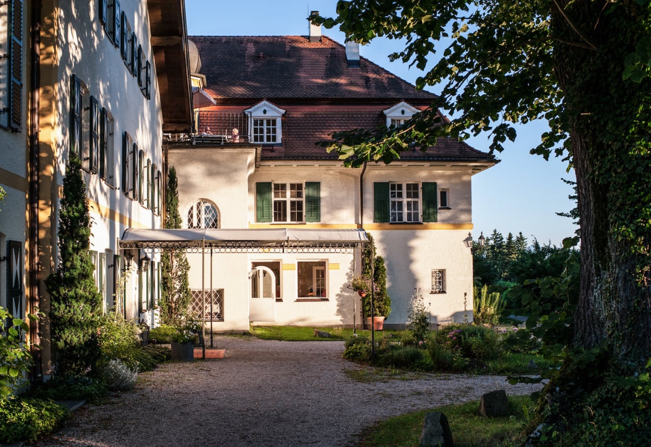 Biohotel-Schlossgut-Oberambach-Ansicht-Hof