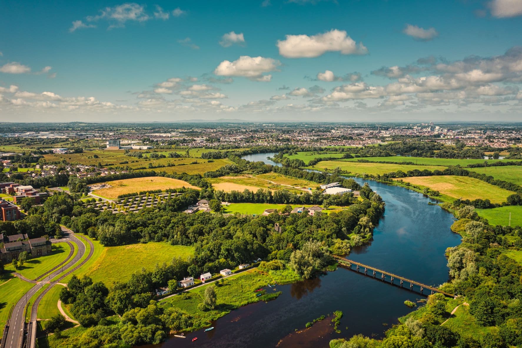 Fluss Shannon in Irland aus der Vogelperspektive 