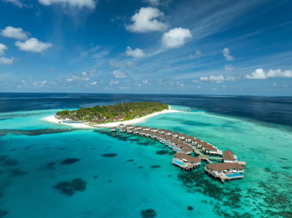 Blick auf das Avani+ Fare Maldives Resort im Baa Atoll der Malediven