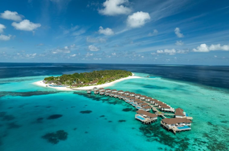 Blick auf das Avani+ Fare Maldives Resort im Baa Atoll der Malediven