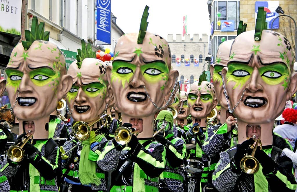 Teilnehmer mit Masken im Kölner Karnevalsumzug