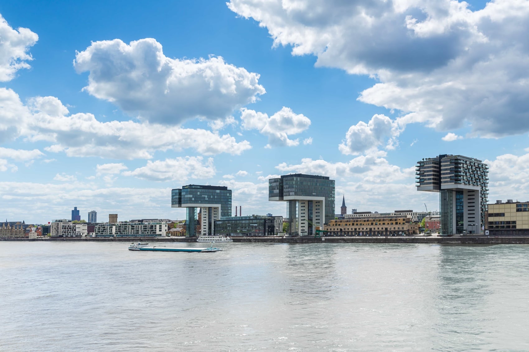 Rheinauhafen mit Kranhäusern in Köln