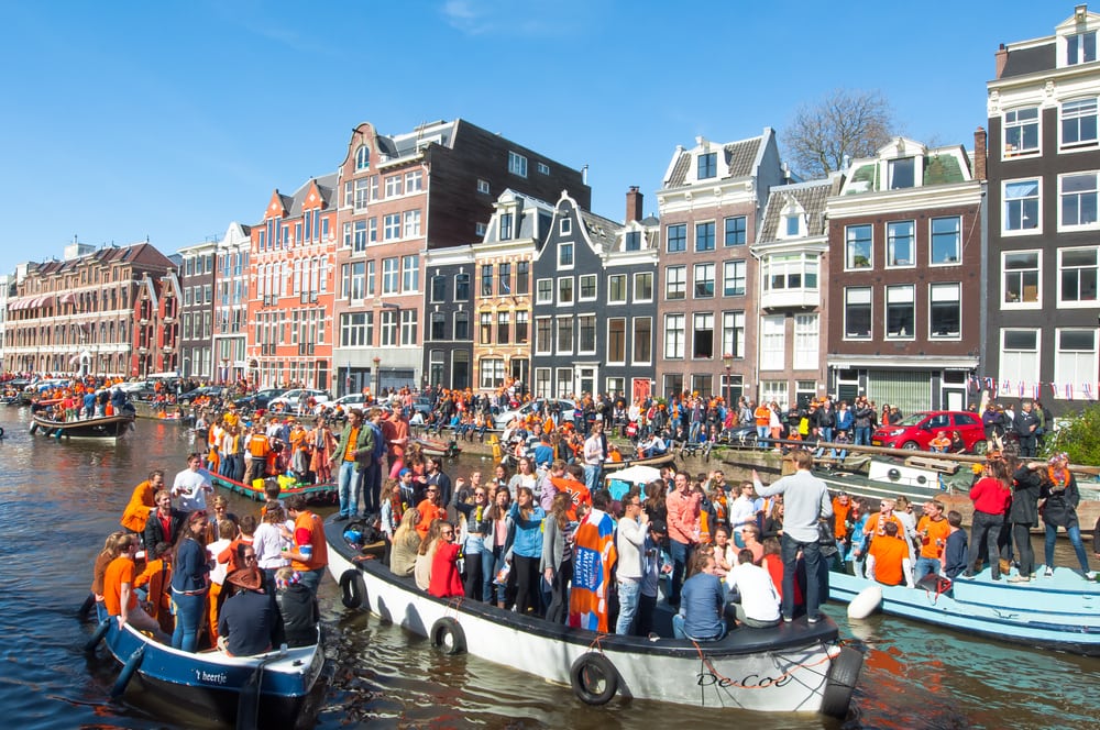 Feiernde am Königstag in Amsterdam