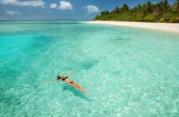 Frau im Wasser auf Malediven