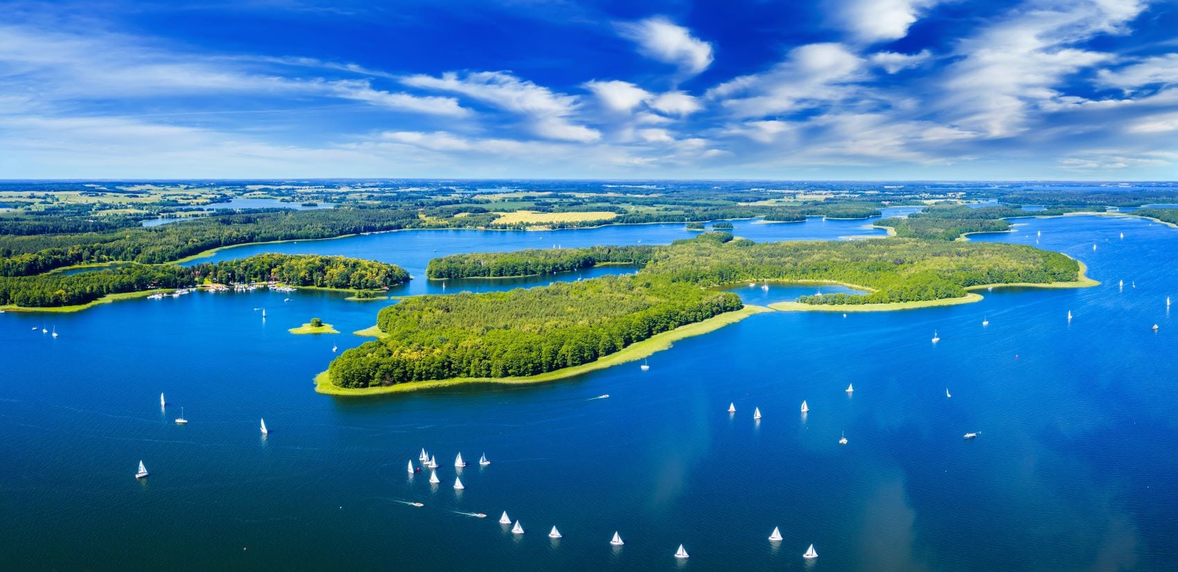 Vogelperspektive auf Seenlandschaft in Masuren, Polen 